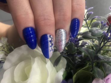 Фото дизайна ногтей с синим цветом. Студия маникюра Миладонна в Ульяновске